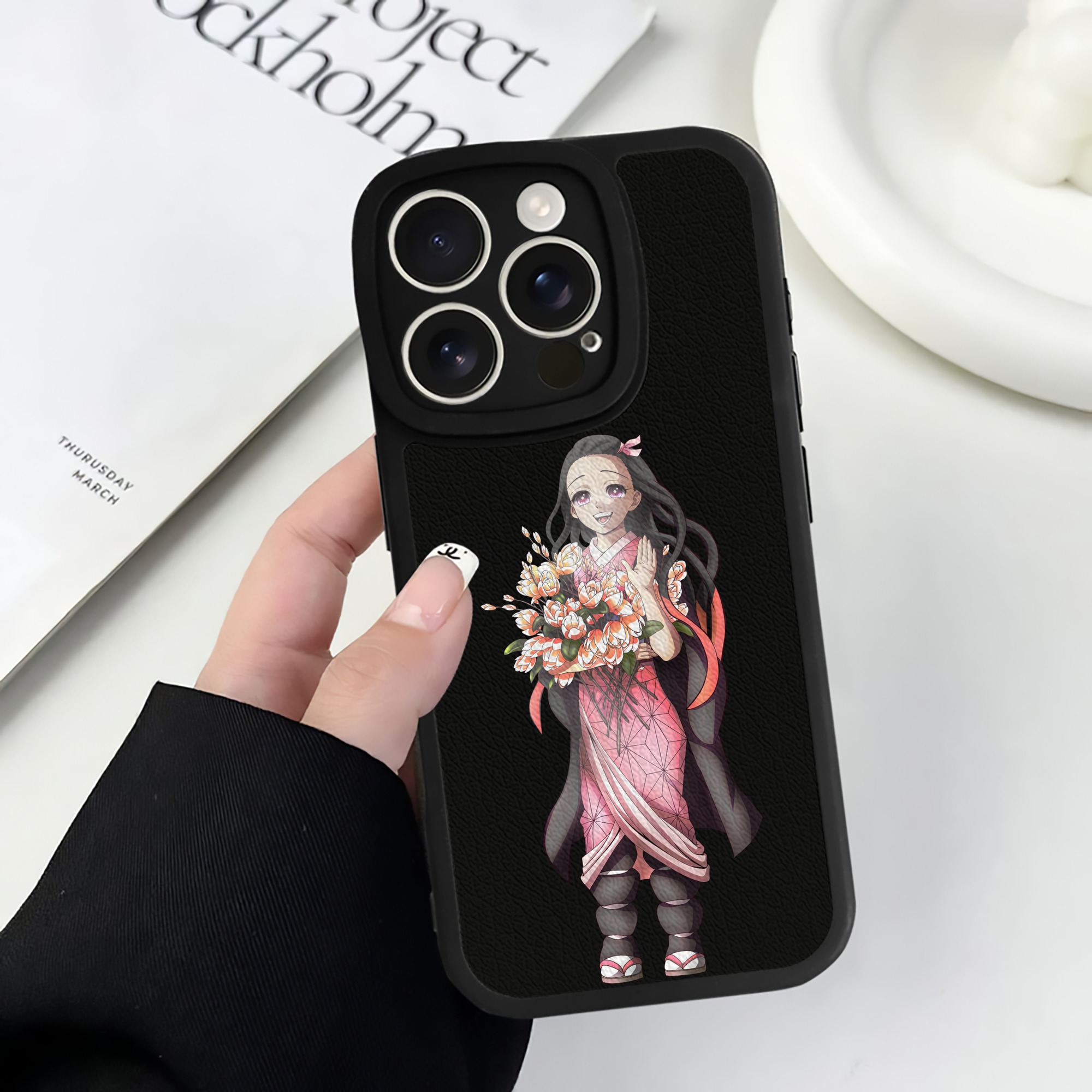 （画像用） 鬼滅の刃（きめつのやいば）竈門 禰󠄀豆子／かまど ねずこ Kamado Nezuko 【iPhone 16シリーズ対応】シリコンスマホケース（レザー調） 材質：シリコン
